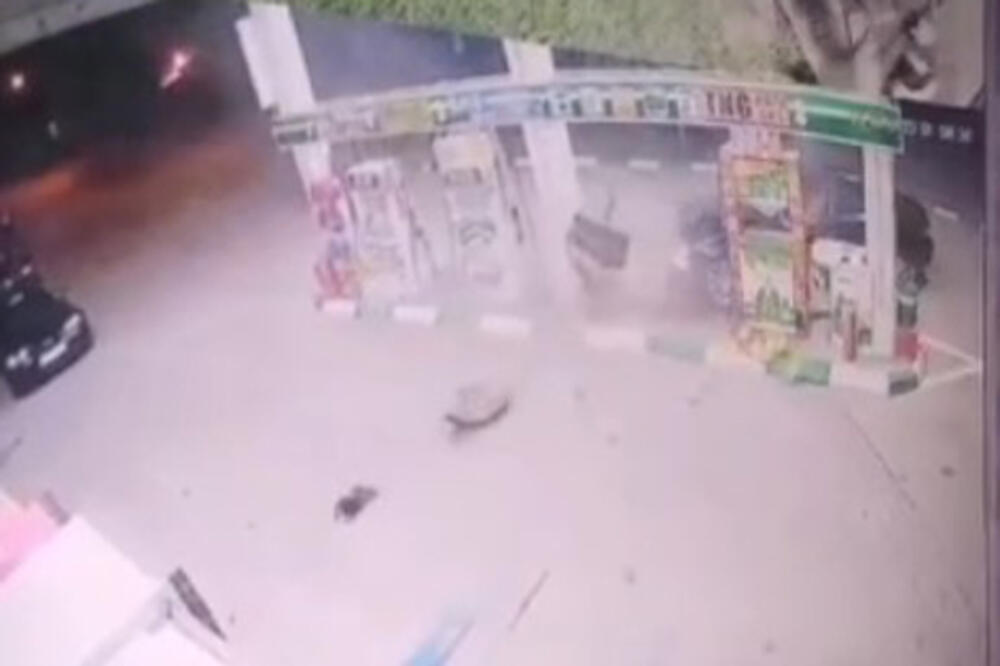 STRAVIČAN SNIMAK UDESA Automobil se zakucao u benzinsku pumpu (VIDEO)
