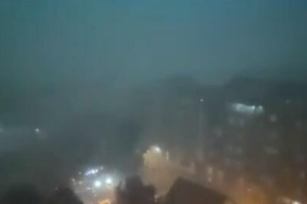 STRAVIČNO NEVRIJEME U SRBIJI! Superćelijska oluja stigla i u Novi Sad, vjetar nosio krovove zgrada (VIDEO)