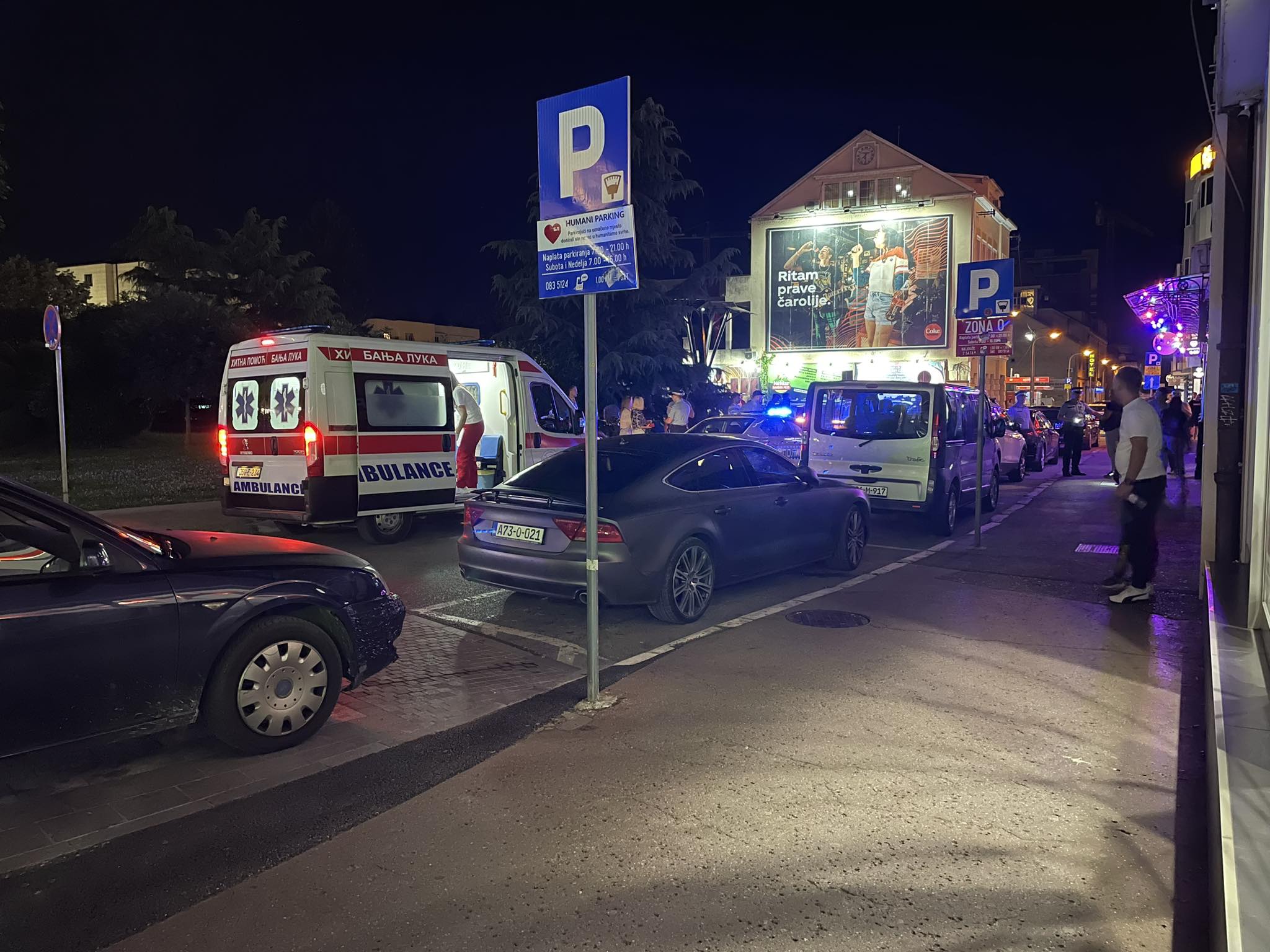 TUČA U KAFIĆU U BANJALUCI Drama u centru grada, očevidac otkrio detalje: Držalo ga je 5 policajaca! (FOTO)