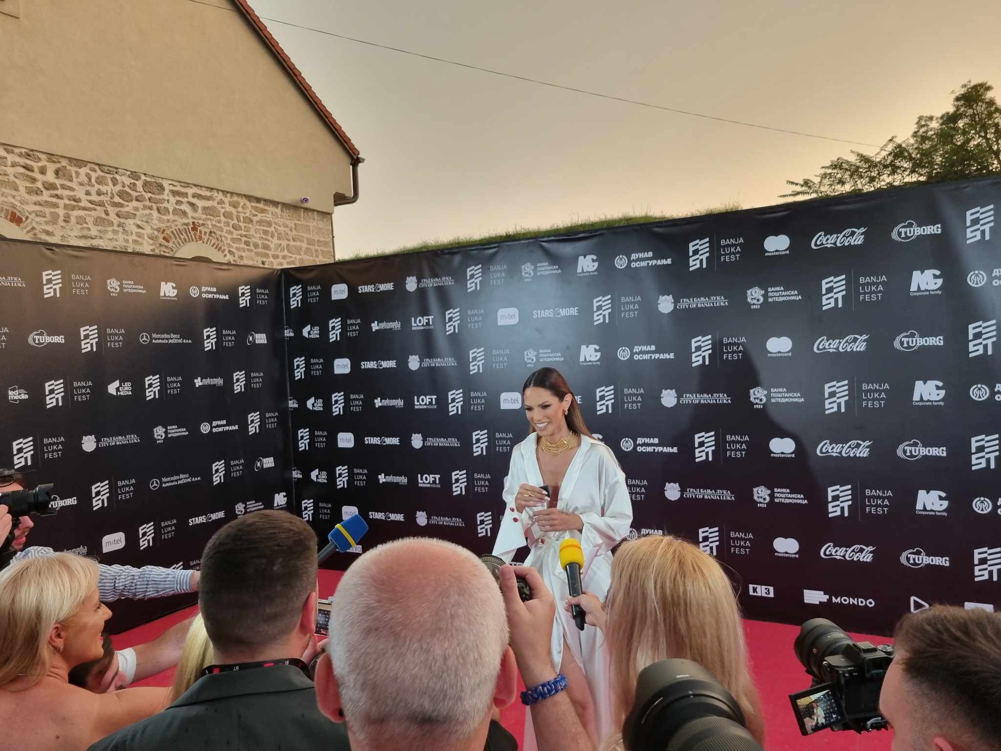 DANIJELA DIMITROVSKA ODUŠEVILA BANJALUČANE Manekenka nakon razvoda "cvjeta": Bijela haljina ostavlja bez daha (FOTO/VIDEO)