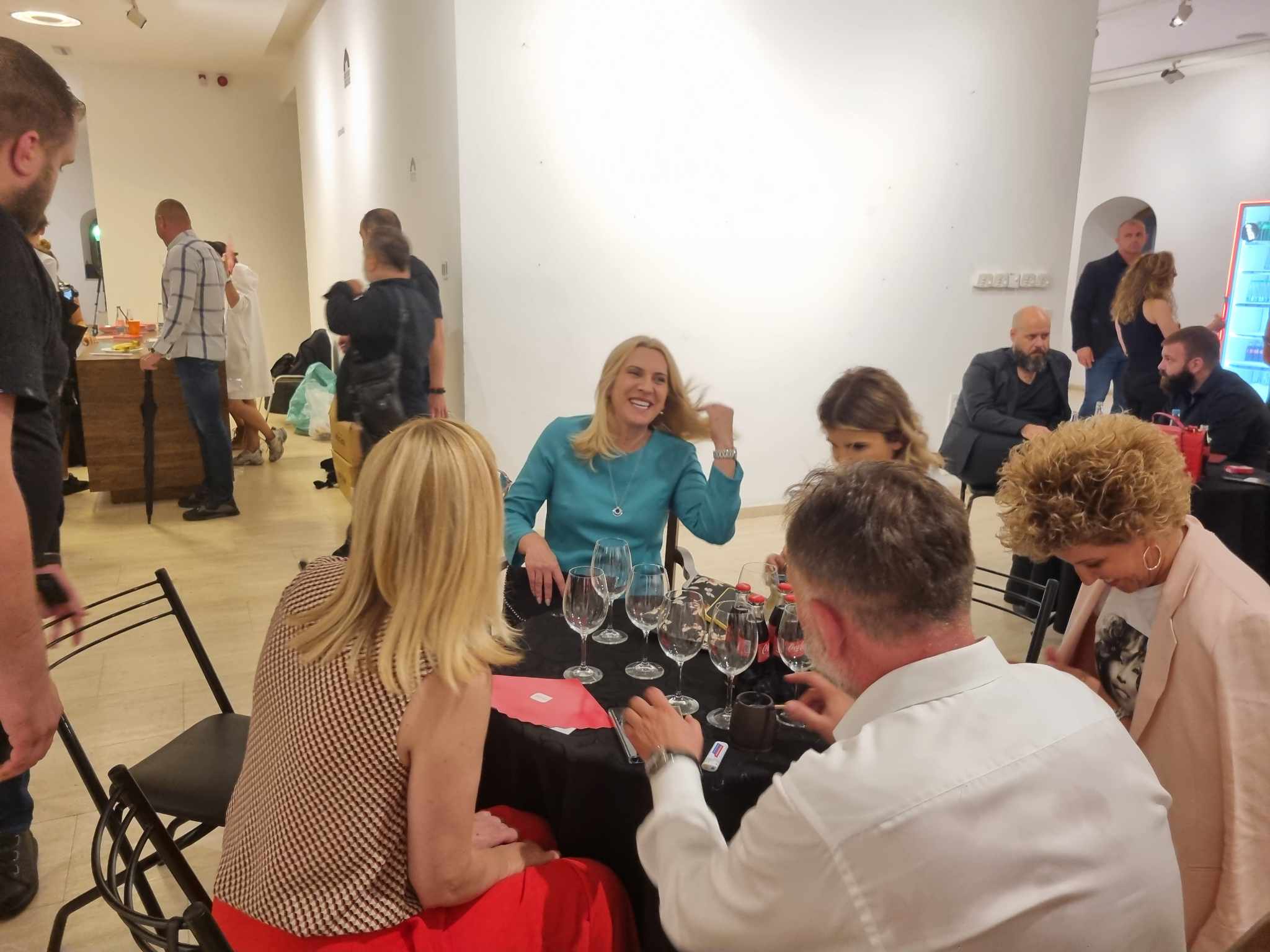 ŠIROK OSMIJEH I NESVAKIDAŠNJA ODJEVNA KOMBINACIJA Željka Cvijanović zablistala na "Banja Luka Festu", a jedan detalj svima zapao za oko (FOTO)