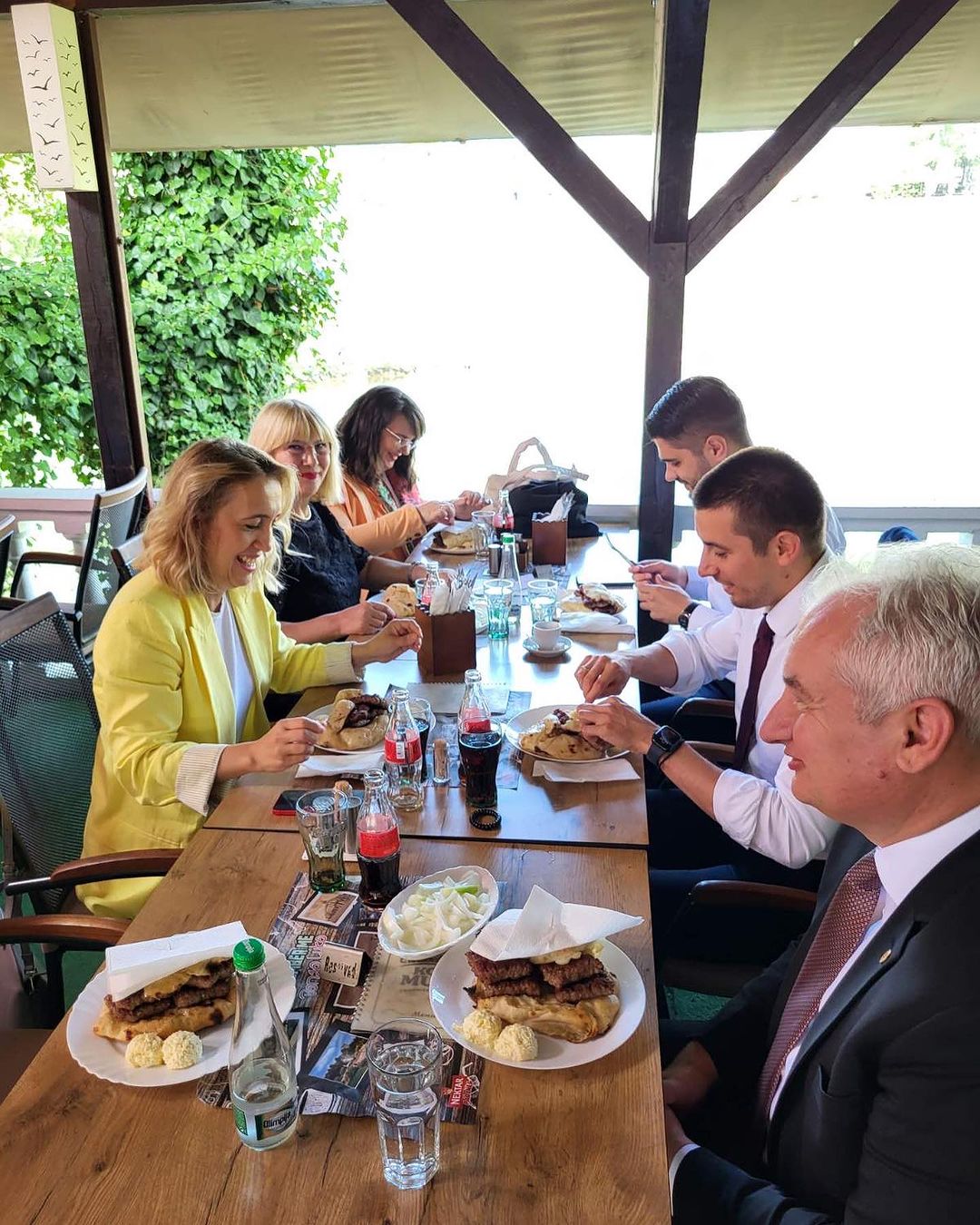 RUČAK SA NESTVARNIM POGLEDOM NA VRBAS Iz ministarske fotelje na ćevape: Denis Šulić sa Nasihom Pozder uživa u banjalučkim specijalitetima!