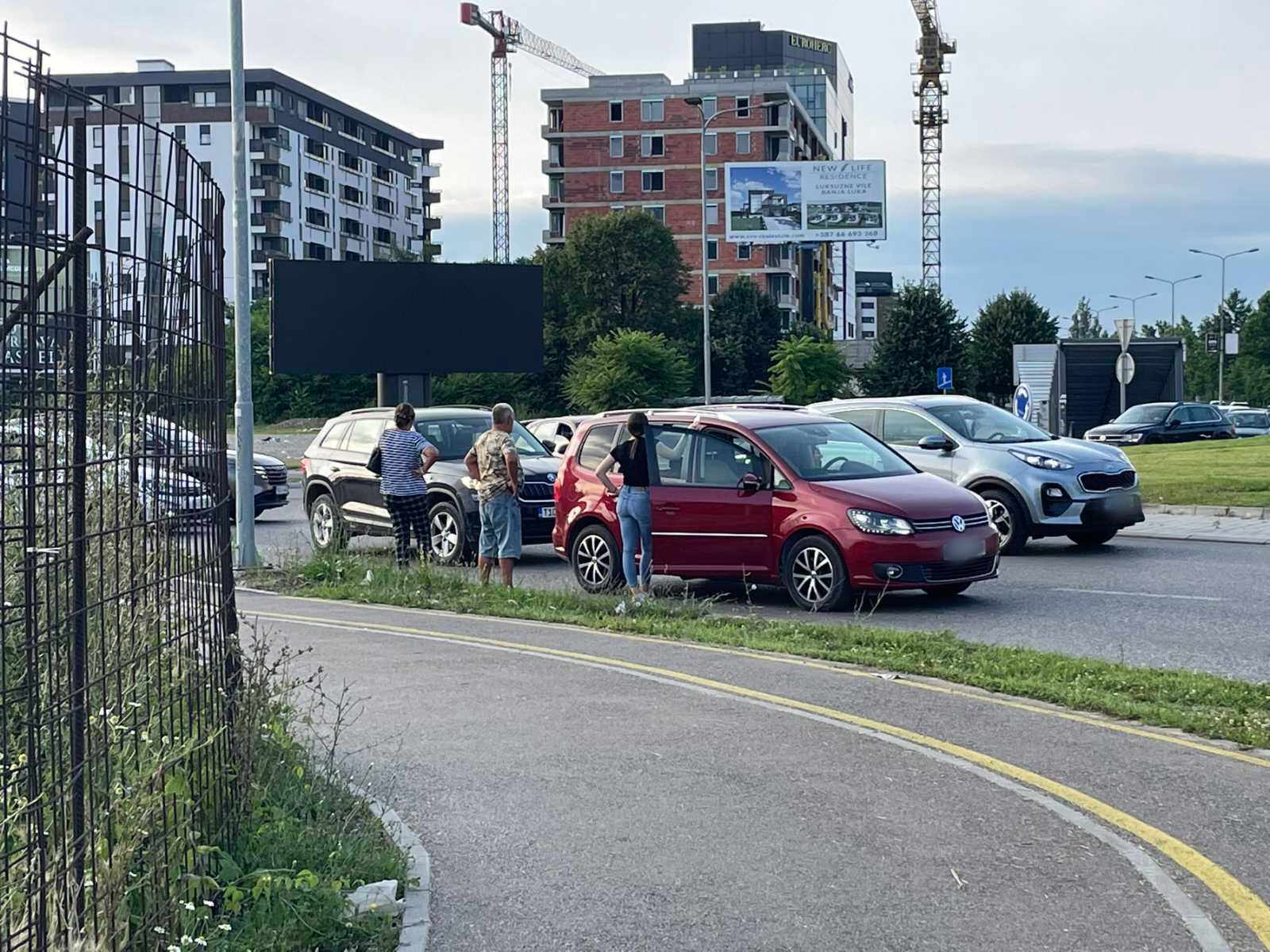 UDES KOD BANJALUČKOG TRŽNOG CENTRA Dva vozila učestvovala u nezgodi: Kolaps u saobraćaju (FOTO)