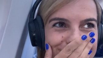 NIJE MOGLA ODOLJETI Djevojka se udvarala putniku u avionu, zbog njegove reakcije klip postao viralan