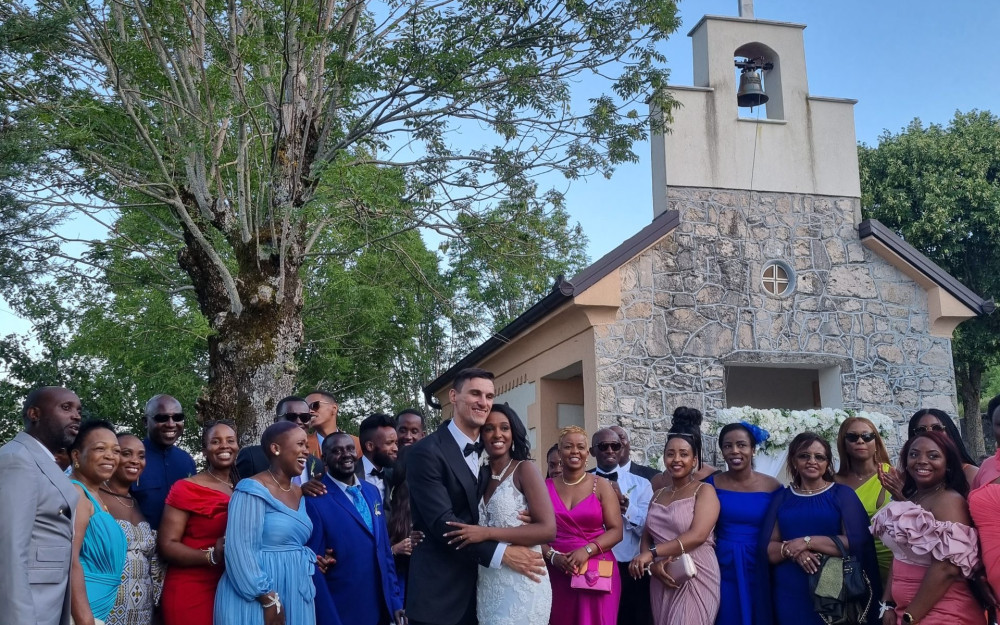 Bajkovito vjenčanje u Livnu: Afrikanka Amanda i Hercegovac Petar proslavili svoju ljubav (FOTO)
