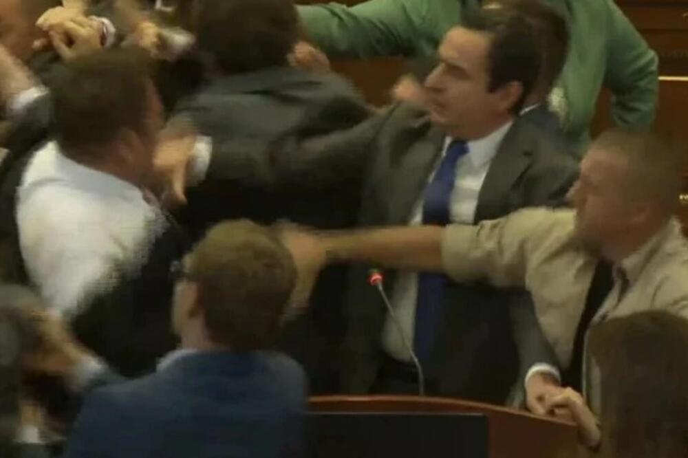 POGLEDAJTE MAKLJAŽU U TZV. KOSOVSKOJ SKUPŠTINI Kurtija za govornicom prvo zalili vodom, a onda krenuo opšti haos (VIDEO)