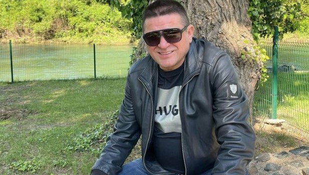 PJEVAČ UŽIVA U LUKSUZU Pogledajte gdje i sa kim ljetuje Baja Mali Knindža (FOTO)