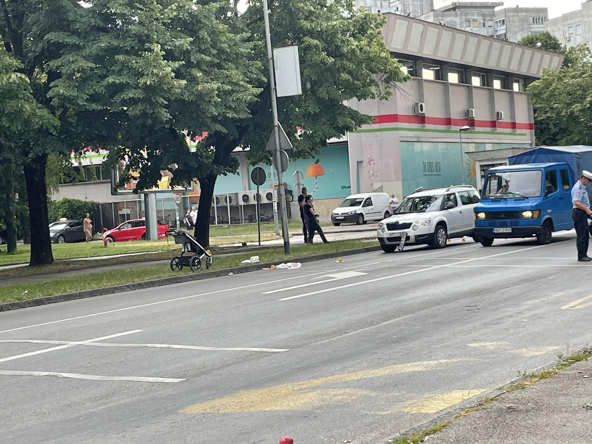 DETALJI NEZGODE U BORIKU Baku i dijete u kolicima udarilo vozilo, vozač ih nije vidio od nepropisno parkiranog automobila (FOTO)