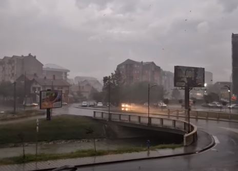 VJETAR RUŠIO DRVEĆE Јako nevrijeme zahvatilo Bijeljinu (VIDEO)