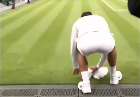 OVAJ ČOVJEK RADI SVE! Novak napravio šou na Vimbldonu: Brisao je peškirom, pa duvao u nju, publika oduševljena (VIDEO)