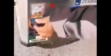 "SREĆAN PUT, ALI BEZ NALJEPNICE TERORISTIČKE ORGANIZACIJE" Pogledajte kako se u Crnoj Gori ispraćaju turisti, ovaj čin izazvao lavinu komentara (VIDEO)