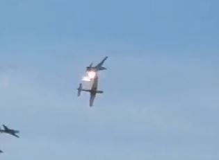 JEZIVO! Kamera zabilježila sudar dva borbena aviona T-27 (VIDEO)