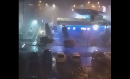 PRIZORI KAO IZ HOROR FILMA Nevrijeme u Novom Sadu napravilo ogromnu štetu, svuda razbacani dijelovi krova i drveća (VIDEO)