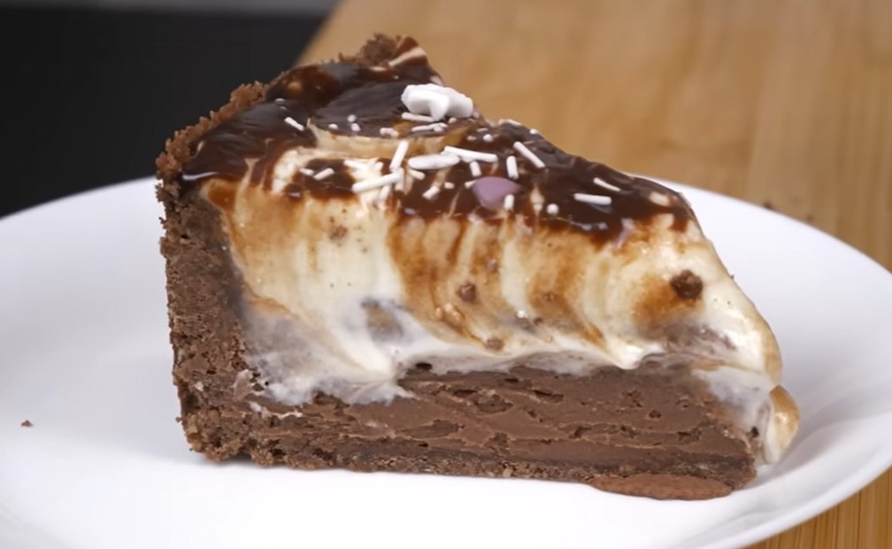 TORTA SA BANANAMA Sjajna ljetna kombinacija sa voćem i keksom (VIDEO)