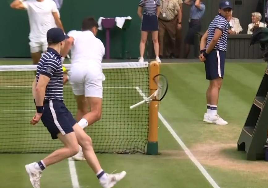 NOVAK POLUDIO Srpski teniser nakon izgubljenog brejka polomio reket