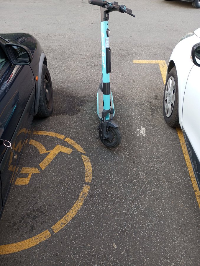 LJUTA BANJALUČANKA "OPLELA" PO TROTINETIMA Jednog pronašla parkiranog na mjestu za invalide: Da ga gazim ili šta? (FOTO)