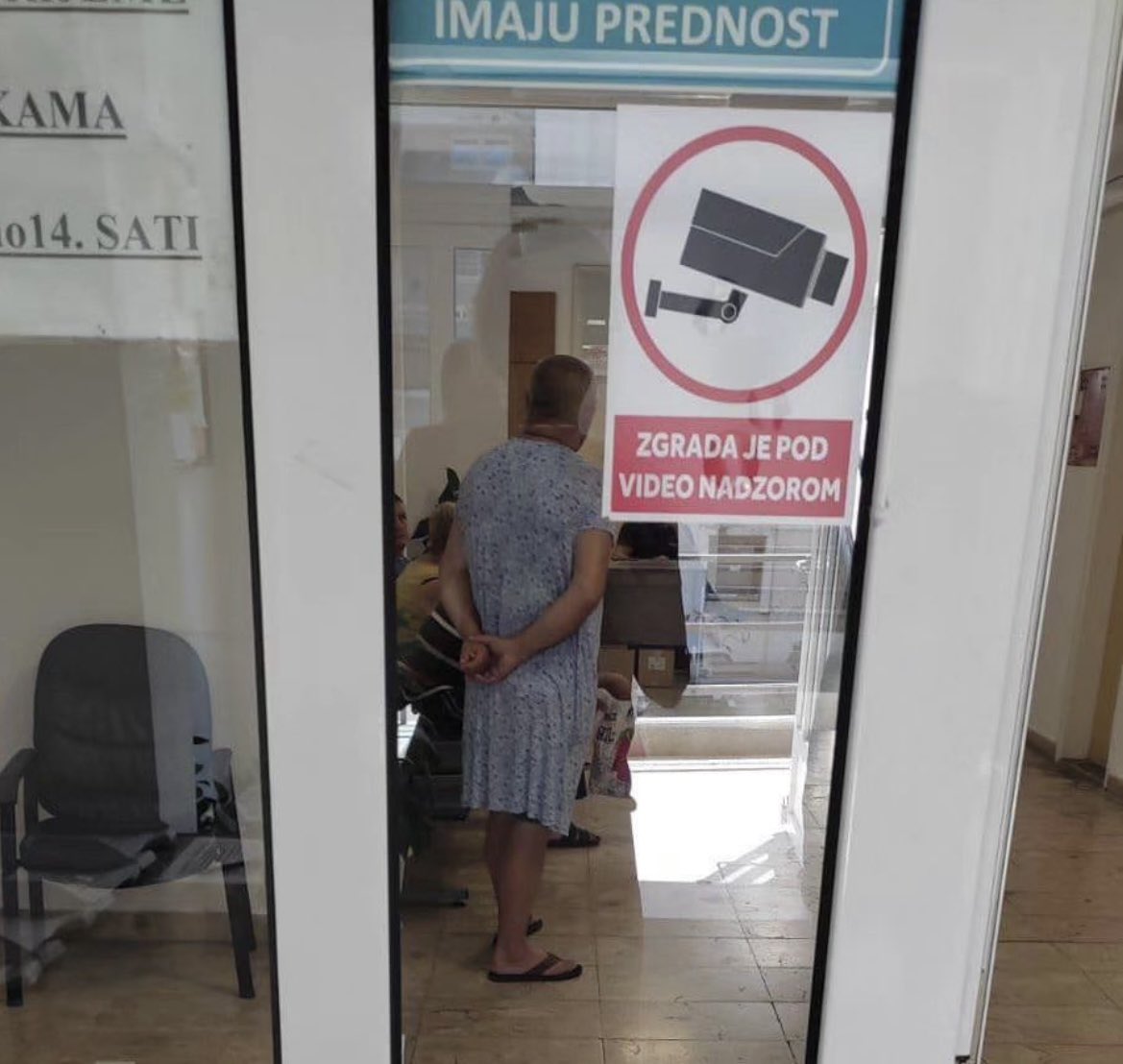 NISU GA PUSTILI U ŠORCU, PA SE VRATIO U HALJINI Mostarac Safet snalažljivo izbjegao dres kod i nasmijao korisnike društvenih mreža (FOTO)