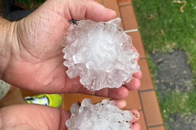 OLUJA STIGLA I U ITALIJU Grad veličine teniske loptice polupao prozore, stotine povrijeđenih (FOTO/VIDEO)