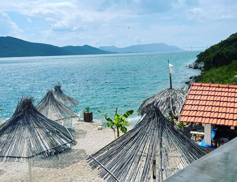 DRVENE KUĆICE, PALME I MASLINE Skrivena plaža u Neumu, rijetki za nju znaju