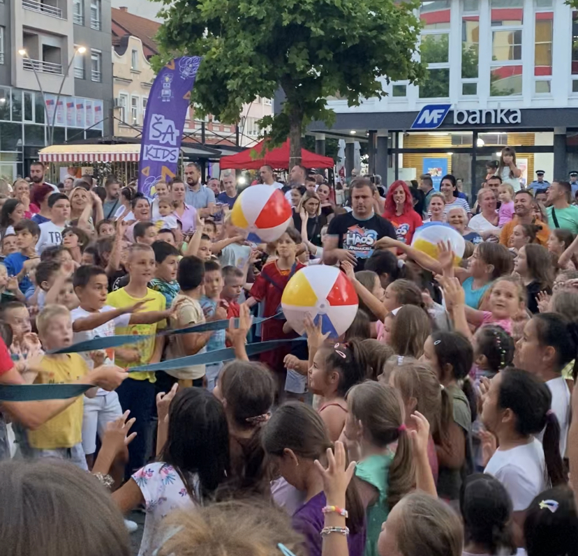 ZABAVA ZA SVE GENERACIJE Drugo veče “Ša Festa” u Prijedoru u znaku teatra i mališana (FOTO)