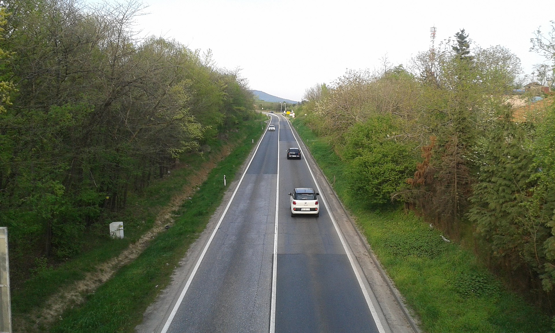 PREMINUO VOZAČ KAMIONA Dragan dobio infarkt, pa sletio sa puta: Vatrogasci morali da intervenišu i sijeku kabinu kamiona