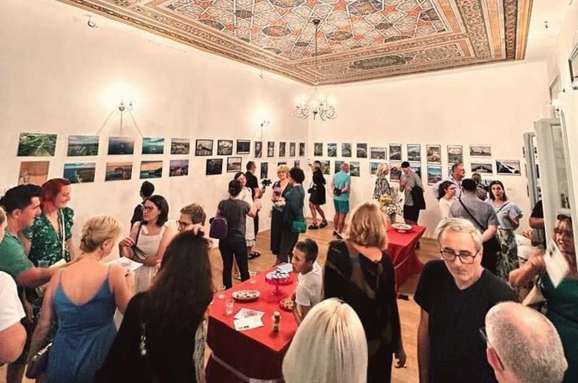 OTVORENA IZLOŽBA "FOTOGRAFIJA JE IN" Izloženi radovi deset lokalnih fotografa, najčešći zajednički motiv rijeka Una (FOTO)