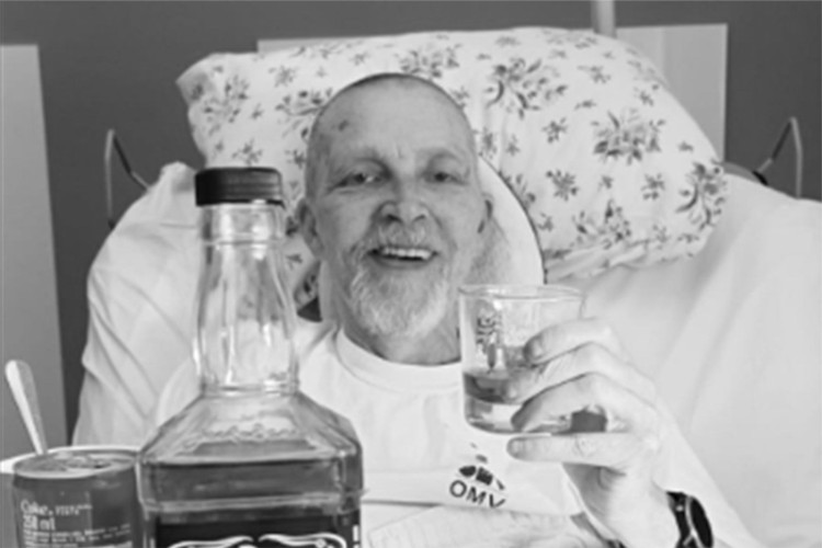 NAKON VIŠEGODIŠNJE BORBE SA RAKOM Preminuo legendarni bubnjar, Let 3 objavio tužnu vijest (FOTO)