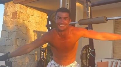 SPUSTIO TEGOVE, PA ZAPLESAO Ronaldo pokretima iznenadio svoje fanove (VIDEO)