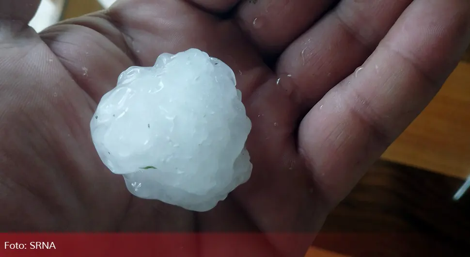 Nevrijeme stiglo u Srpsku - u Novom Gradu padao led (FOTO)