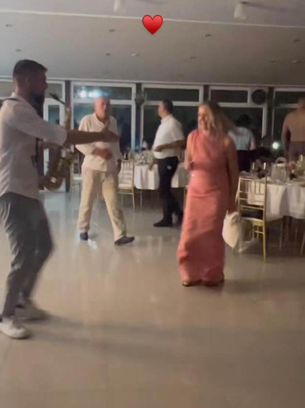 SUPRUGA NIKOLE JOKIĆA U LUDOM PROVODU Natalija skače i pjeva, a muzičar joj ljubi ruku (FOTO)