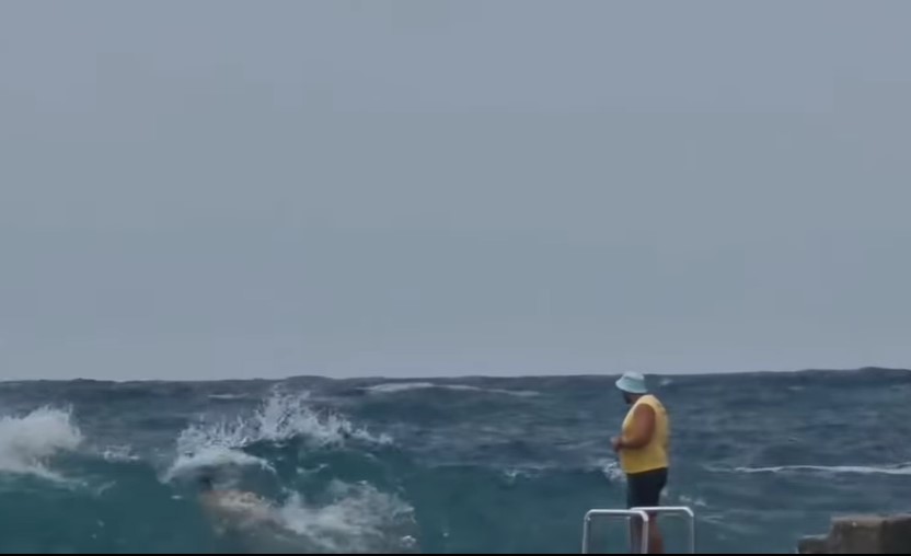 LJUDI OGORČENI ZBOG SNIMKA Kupači u moru uprkos upozorenju na opasnost: „Spasioci nisu dužni da rizikuju život zbog njih!“ (VIDEO)