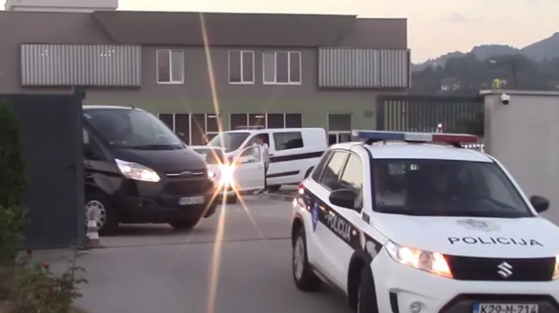 UŽAS U MOSTARU Muž nožem nasrnuo na ženu, sve gledalo dijete