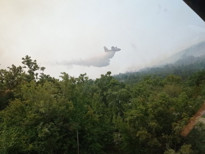 VATROGASCI NA TERENU Spriječeno širenje požara na područje Republike Srpske