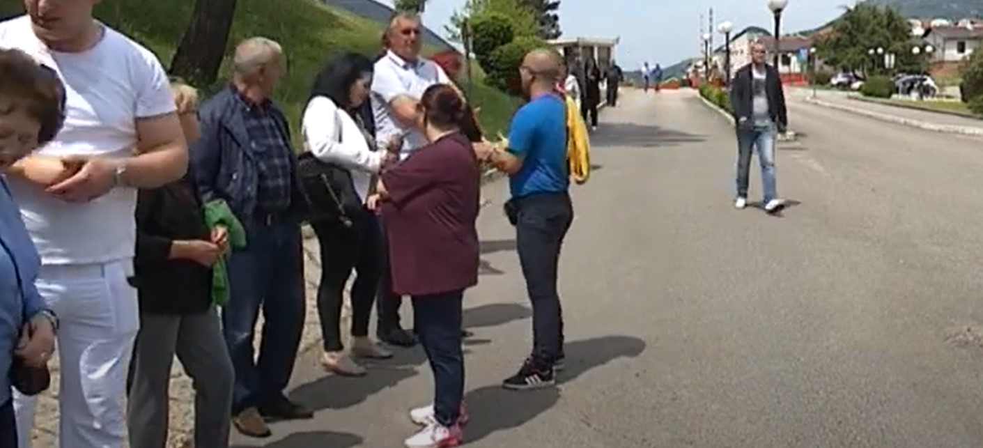 Radnici Instituta Dr Simo Milošević blokirali dva granična prelaza sa Hrvatskom (VIDEO)