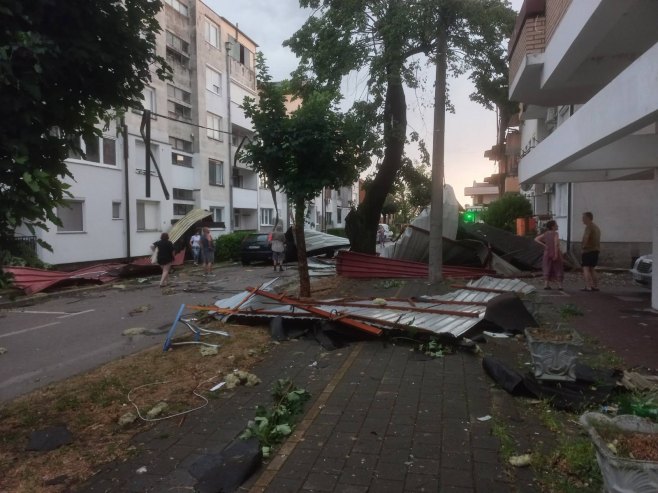 OLUJA NANIJLA VELIKU ŠTETU Novitović: Timovi u Šamcu pomažu u saniranju