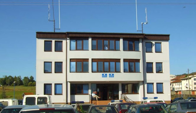 BOMBOM OŠTEĆENA 2 VOZILA I KUĆA Pripadnici PS Sokolac tragaju za osumnjičenim
