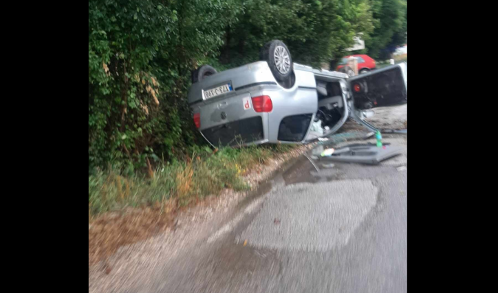 TEŠKA NESREĆA KOD KISELJAKA Djevojka automobilom sletjela sa puta, vozilo prevrnuto na krov (FOTO)