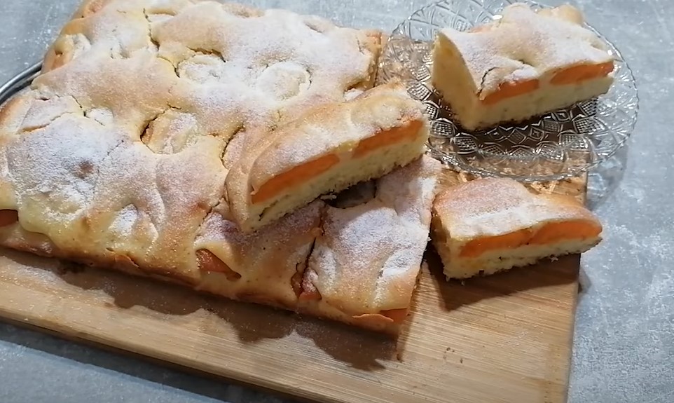 LIJENA PITA SA KAJSIJAMA Mekan kolač sa jogurtom koji vole sve generacije, a priprema prosta