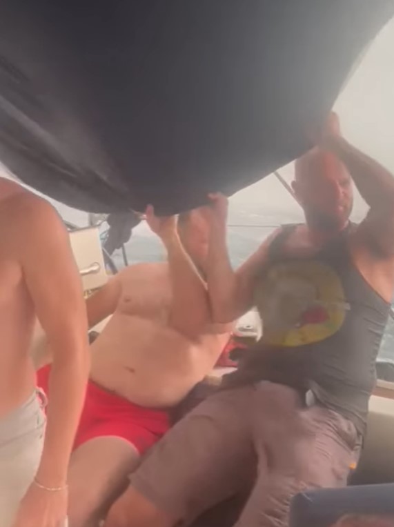 Drama kod Trogira: Brod sa 9 osoba upao u centar oluje (FOTO)