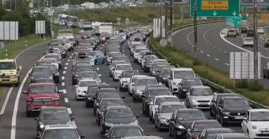 UKOLIKO IDETE NA MORE NAORUŽAJTE SE STRPLJENJEM Ogromne saobraćajne gužve u Hrvatskoj: Pet sati čekam!