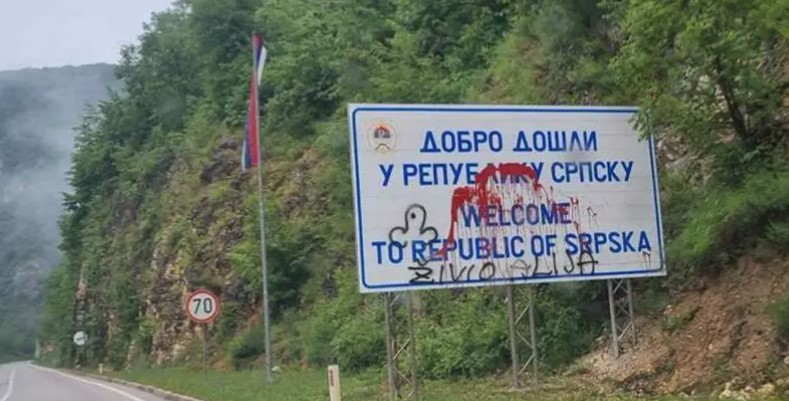 CRVENA BOJA I PORUKA "ŽIVIO ALIJA" Nastavlja se vandalizam i uništavanje tabli