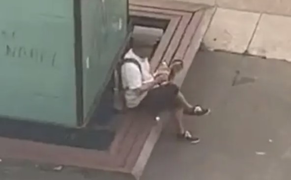SNIMAK IZ FRANCUSKE ZAPALIO MREŽE Ulice gore oko njega, on uživa u sendviču (VIDEO)