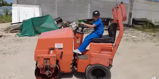 VEDAD ODUŠEVIO BiH Dječak (9) iz Kalesije vozi bagere i pomaže djedu u firmi (VIDEO)