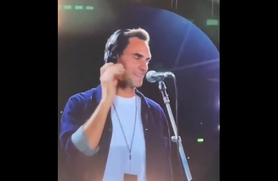FEDERER REKET ZAMIJENIO MIKROFONOM Slavni teniser uživa u penziji, zapjevao na koncertu "Koldpleja" (VIDEO)