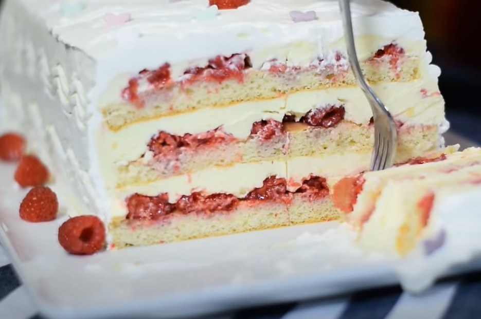 LEDENI VJETAR JE SAVRŠENA TORTA! Kremasta poslastica s laganim korama i voćem topi se u ustima