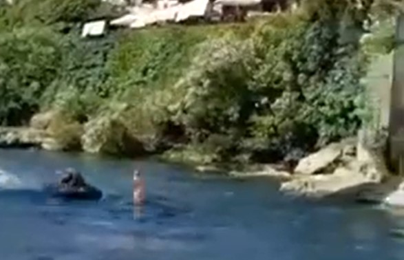 TRAGEDIJA IZBJEGNUTA ZA NEKOLIKO SEKUNDI Skok sa Starog mosta mogao završiti kobno (VIDEO)