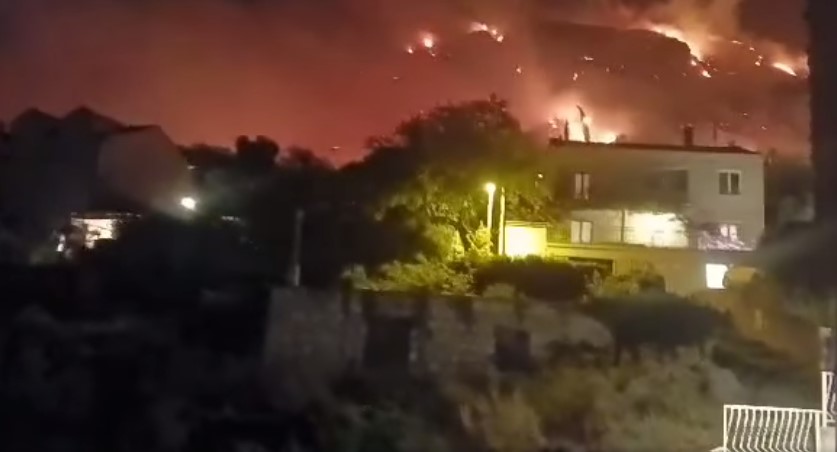 Dva požara kod Dubrovnika prijete kućama: Na terenu kanaderi i veliki broj ljudi (VIDEO)