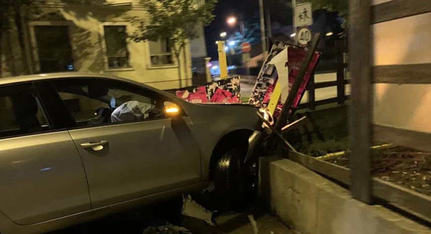 NESVAKIDAŠNJA SAOBRAĆAJKA U BIJELJINI Pijan autom umalo udario u zgradu Policijske stanice