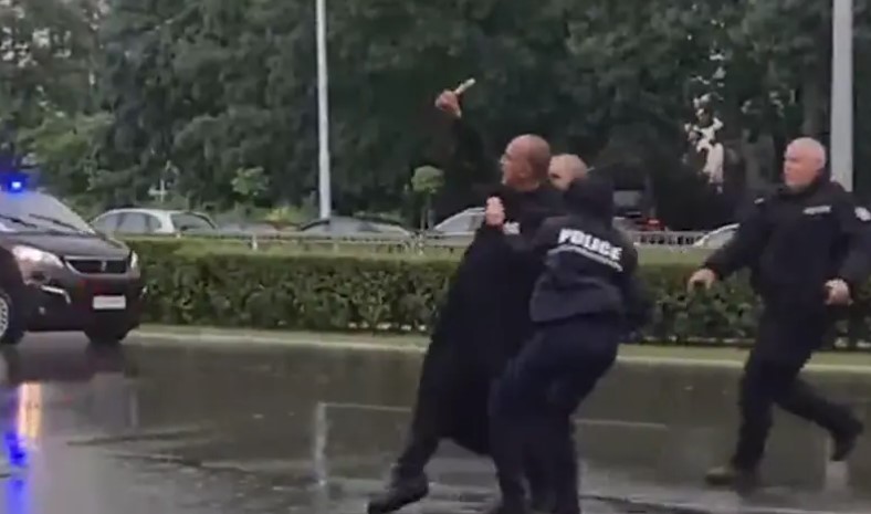 NIJE DOBIO ORUŽJE, ALI JESTE NEOČEKIVANI POKLON Bugarski pravoslavni sveštenik bacio anatemu na Zelenskog (VIDEO)