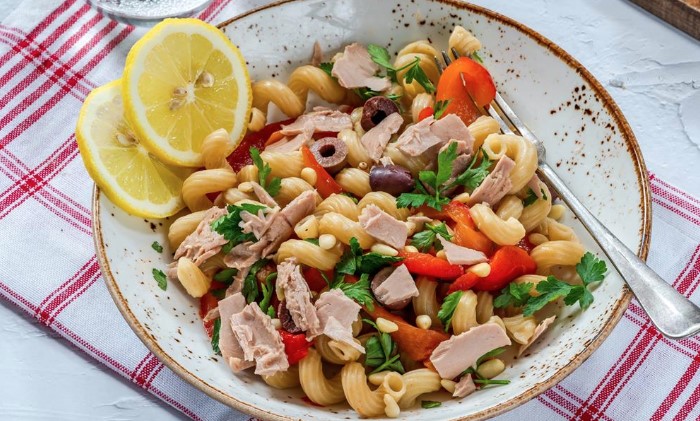 PRAVI IZBOR TOKOM VRUĆINA Može biti doručak, ručak ili večera: Salata od tunjevine i tjestenine
